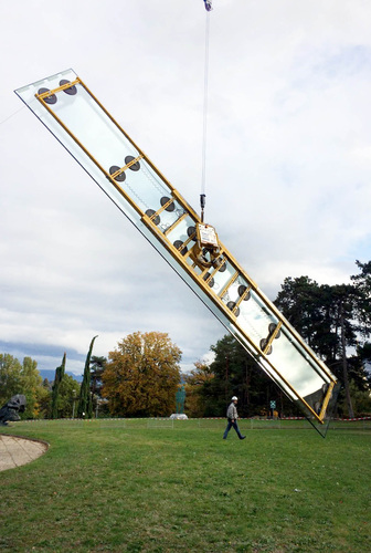 Die größten Scheiben waren im Format 2,29 x 13,10 m und wiegen 1,9 t. Ein Kran-LKW mit Saugbatterie war für das Handling zuständig. - Organisation international Genève