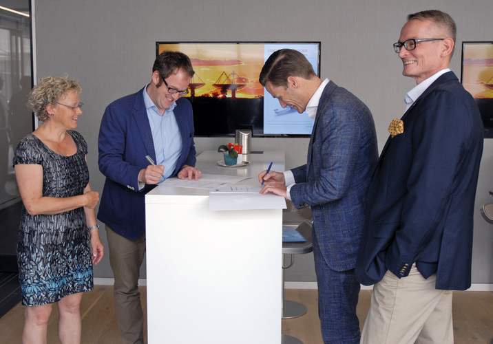 Richard G. Hückel (v.l.n.r.), Head of Project Constructions + Building Regulations bei Rehau, und William Christensen, Mitglied der Gruppengeschäftsleitung, übertrugen mit Erlangens Oberbürgermeister Dr. Florian Janik und Bürgermeisterin Susanne Lender-Cassens die Klimaschutzziele in die Klimaallianz Erlangen. - Rehau Gruppe