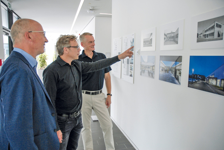 Norbert Daschner (v.l.n.r.), Sales Director bei Rehau, Architekt Peter Bieker und Richard G. Hückel, Head of Project Constructions + Building Regulations, im Visitor Center. - Rehau Gruppe - © Rehau Gruppe
