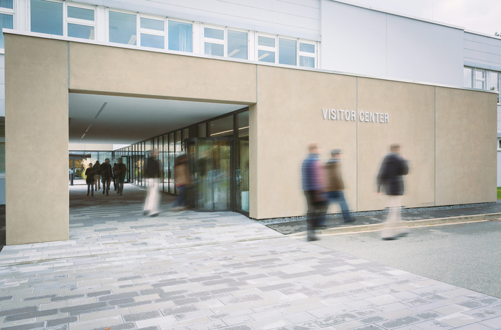 Im Rahmen der "Architektouren 2017" öffnete das Visitor Center in Erlangen-Elterndorf erstmals seine Türen für die breite Öffentlichkeit. - Rehau Gruppe - © Rehau Gruppe
Im Rahmen der "Architektouren 2017" öffnete das Visitor Center in Erlangen-Elterndorf erstmals seine Türen für die breite Öffentlichkeit. - Rehau Gruppe - © Rehau Gruppe