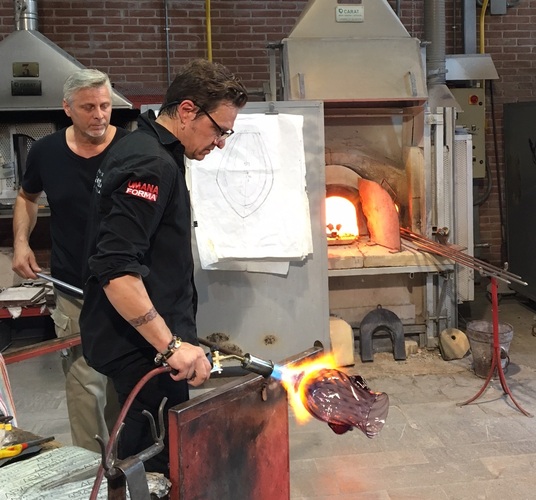 Ein Glaskünstler in Murano bei der Arbeit. - Matthias Rehberger / GLASWELT