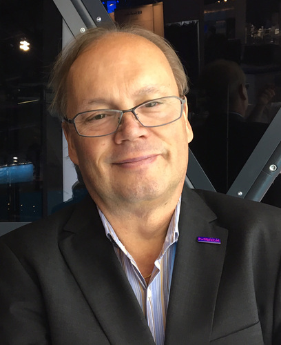 Rainer Neeff von Merck stellte die jüngste Generation schaltbarer Gläser vor. - Matthias Rehberger, GLASWELT