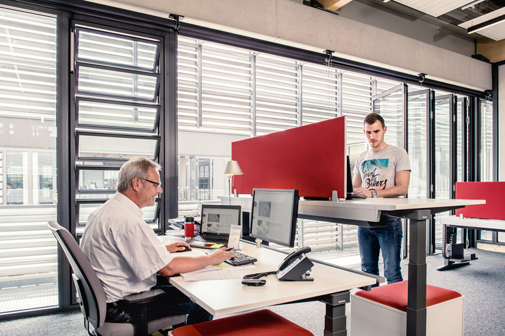 Hier lässt es sich gut arbeiten: Die Büros zeichnen sich durch ihre hohe Aufenthaltsqualität aus. Dabei lassen die Fassadenprodukte von Solarlux viel Tageslicht herein. - Solarlux