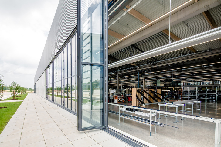 In der ca. 10 000 m² großen Halle der Aluminiumfertigung und in der 6750 m² großen Holzfertigung sind großformatige Glas-Faltwände aus eigener Produktion verbaut. - Solarlux - © Solarlux
