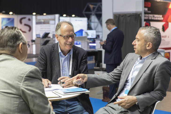 An den Ständen wurde intensiv diskutiert. GLASWELT Autor Paul Bastianen (Mitte) im Gespräch mit Jean Paul Hautekeer von Dow Corning. - Matthias Rehberger / GLASWELT - © Matthias Rehberger / GLASWELT
