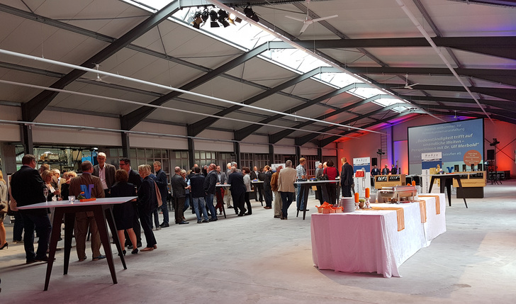 Erst einen Tag vor der Eröffungsfeier war Fertigungshalle Nummer vier fertiggestellt. - BaSys