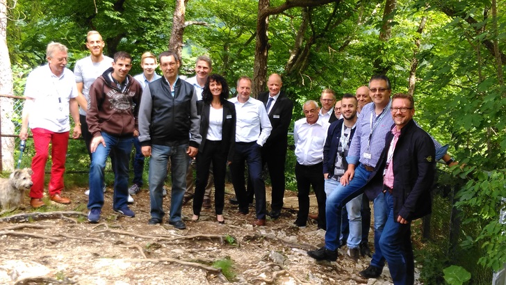 Die Teilnehmer am Partnertag mit Opertis Produktmanagerin Petra Kroha (Mitte). - primion group