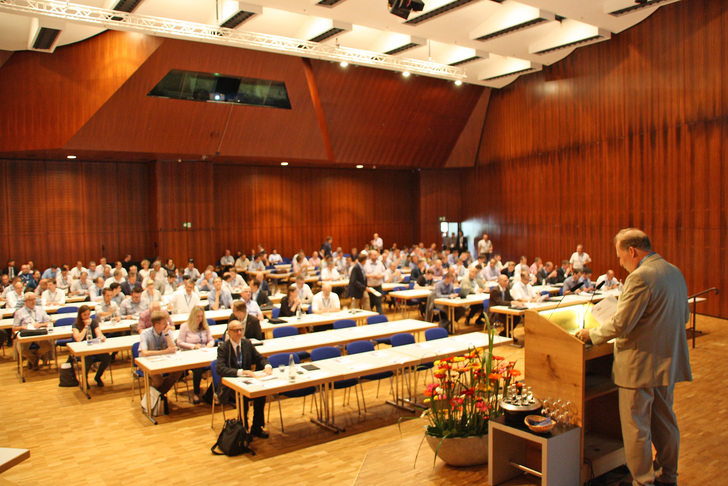 Eröffnung des 11. ift-Brandschutzforums durch Institutsleiter Prof. Ulrich Sieberath. - ift Rosenheim