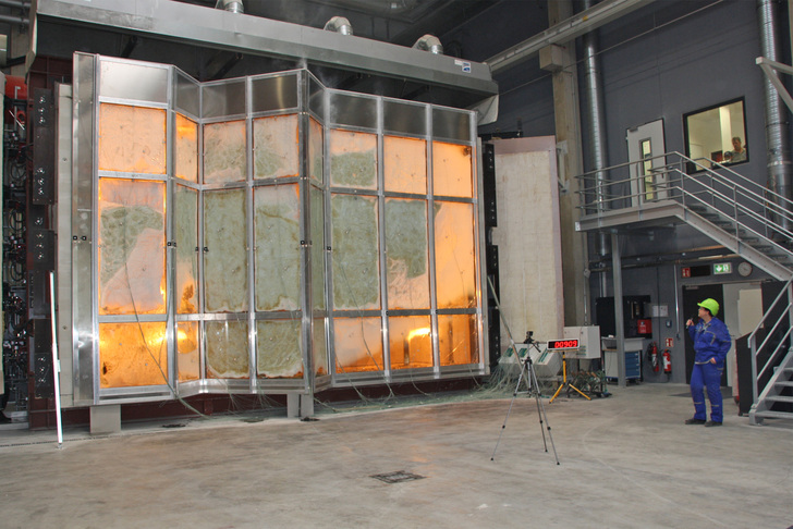 Prüfstellenleiterin Anyke Aguirre Cano (rechts) moderiert die Brandprüfung nach EN 1364-3 der Sonderfassade von Firma Hueck GmbH im Technologiezentrum. - ift Rosenheim