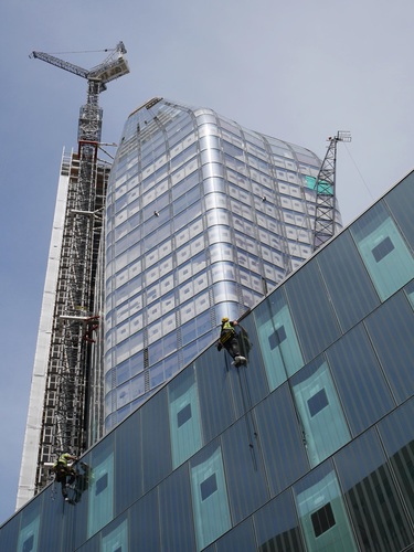 Auch bei “One Blackfriars“, einem 50-stöckigen Wohnturm in London, sind gebogene und plane Gläser aus China eingesetzt. - Matthias Rehberger / GLASWELT - © Matthias Rehberger / GLASWELT
