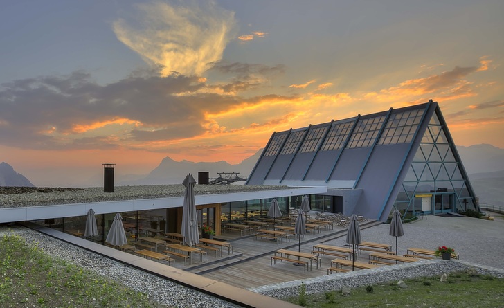 Die vom Architekturbüro “Architekten Mair & Dorfmann“ entworfene neue Piz Boè Alpine Lounge ist eines der am höchsten gelegenen Bauwerke in der Region. - Roberto Grigis, Arnold Ritter