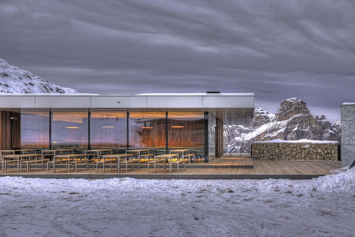 Die Glas- Aluminium-Fassade mit ihren 34 mLänge erlaubt einmalige Panoramaaussichten. - Roberto Grigis, Arnold Ritter - © Roberto Grigis, Arnold Ritter
Die Glas- Aluminium-Fassade mit ihren 34 mLänge erlaubt einmalige Panoramaaussichten. - Roberto Grigis, Arnold Ritter - © Roberto Grigis, Arnold Ritter
