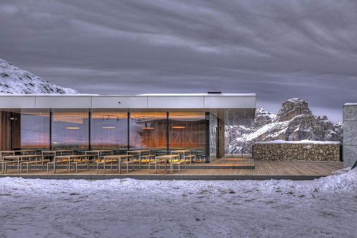 Die Glas- Aluminium-Fassade mit ihren 34 mLänge erlaubt einmalige Panoramaaussichten. - Roberto Grigis, Arnold Ritter - © Roberto Grigis, Arnold Ritter
