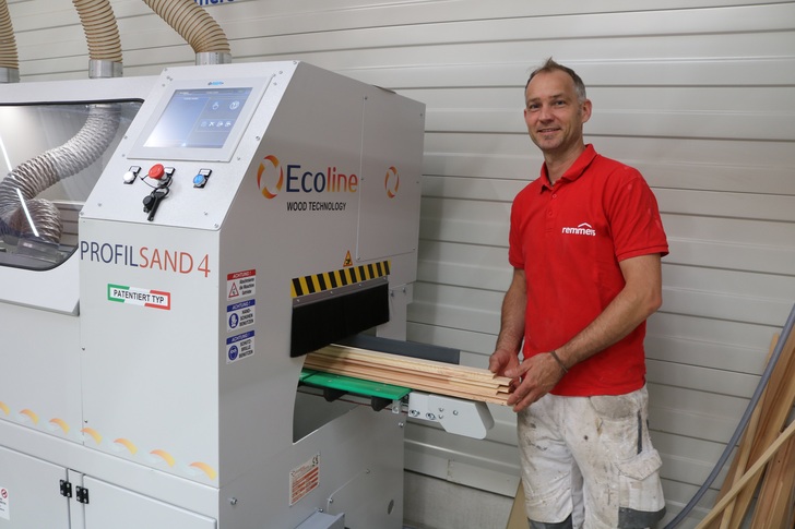 Die neue Schleifmaschine von Ecoline im Kompetenzzentrum Holzoberfläche von Remmers in Löningen. - Remmers, Löningen - © Remmers, Löningen
