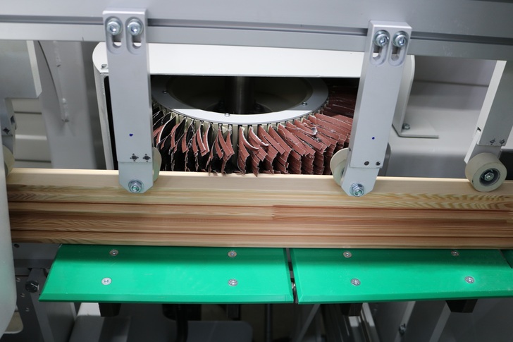 Der Schleif- und Bürstenautomat von Ecoline verfügt über unterschiedliche Bürstenanordnungen für die teilweise schwer zugänglichen Werkstückgeometrien. - Remmers, Löningen