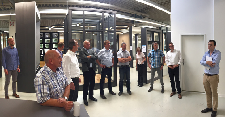 Meesenburg-Anwendungstechniker machen Sie in der Erlebniswelt unter der Führung von Bastian Timm ein Bild von der umfangreichen Produktschau - Daniel Mund / GLASWELT