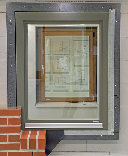 Montagesituationen werden an Musterwänden auch unter Einbeziehung des Vorwandmontagesystems blaugelb Triotherm+ anschaulich dargestellt. - Daniel Mund / GLASWELT