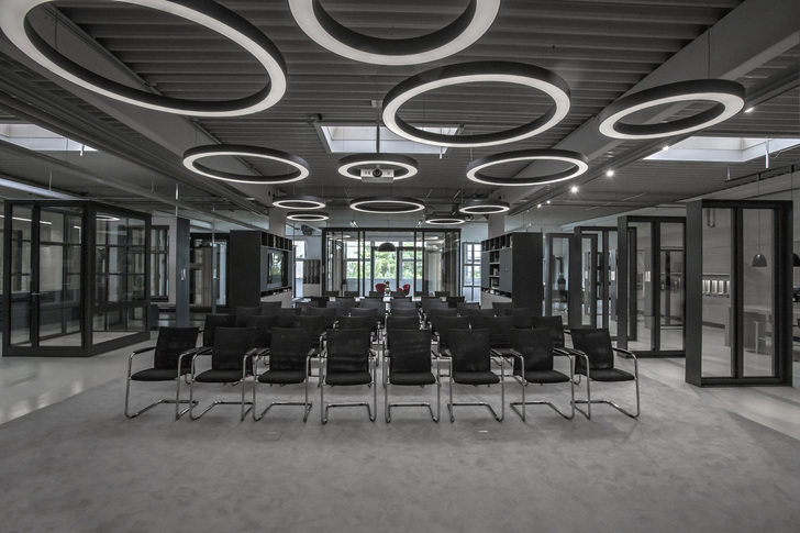 Im 850 m² großen lnformations- und Schulungszentrum mit mehr als 40 Fenster- und Türkonstruktionen wird die ganze Palette des Produktprogramms des Fensterbauers demonstriert. - Timm Fensterbau