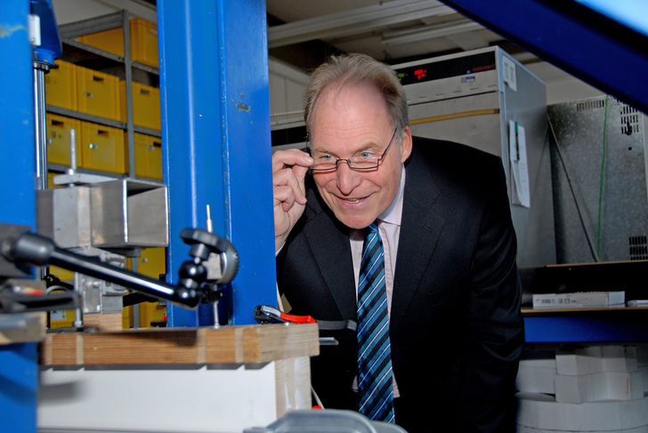 Prof. Sieberath hat immer noch Freude an den technischen Details im ift-Labor. - ift Rosenheim - © ift Rosenheim
