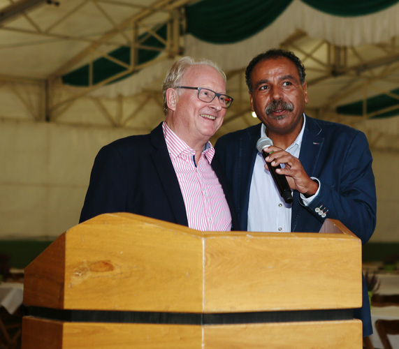 Im Rahmen des Hegla Sommerfestes verabschiedete sich Manfred Vollbracht nach über 41 Jahren von den Mitarbeiterinnen, Mitarbeitern und langjährigen Wegbegleitern in den Ruhestand. Rechts im Bild Hans-Peter Löhner, GF Hegla Satteldorf. - Hegla