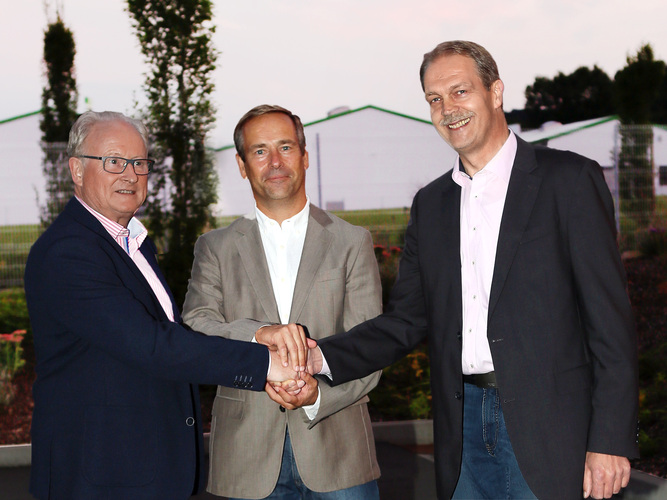 v.l.: Manfred Vollbracht scheidender GF Vertrieb/Marketing von Hegla Beverungen, sein Nachfolger Gerd Schreier und Bernhard Hötger (GF Hegla Beverungen). - Hegla - © Hegla
v.l.: Manfred Vollbracht scheidender GF Vertrieb/Marketing von Hegla Beverungen, sein Nachfolger Gerd Schreier und Bernhard Hötger (GF Hegla Beverungen). - Hegla - © Hegla
