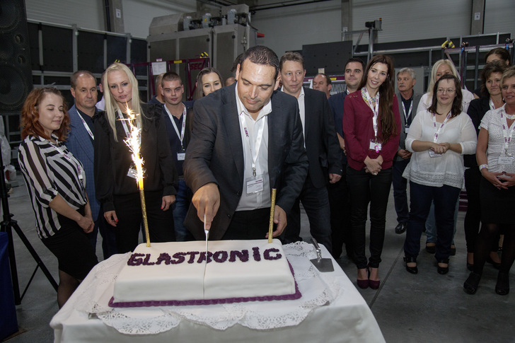 Neben der Eröffnung der neuen Halle wurde auch das einjährige Jubiläum von Glastronic gefeiert. - Lisec