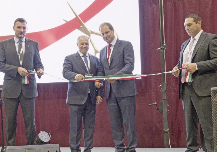 Feierliche Eröffnung (v.l.).Gábor Németh, Adam Jüllich (GF Jüllich Holding), Othmar Sailer (CEO Lisec) und Bernhard Scheidl (GF Glastronic) weihen die neue Produktionshalle ein. - Lisec - © Lisec
