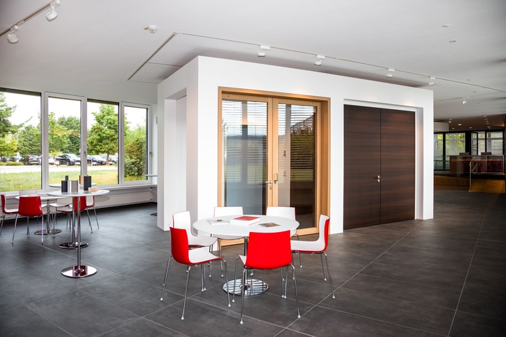 Einen Eindruck von der Produktvielfalt und den jüngsten Tür- und Zargenlösungen gewährt der neue Ausstellungsraum. - Schörghuber