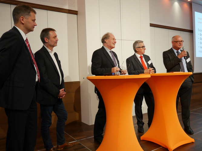 Hier die von ift Leiter Ulrich Sieberth moderierte Expertenrunde "Smarte Fenster, was macht den Unterschied?" - Matthias Rehberger, GLASWELT