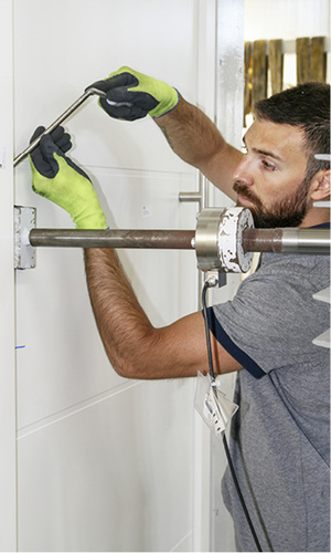 Alberto Pampanin testet mit dem Prüfwerkzeug, ob die statische Prüfung einen Hebelansatz geliefert hat. - Camillo Kluge/GLASWELT