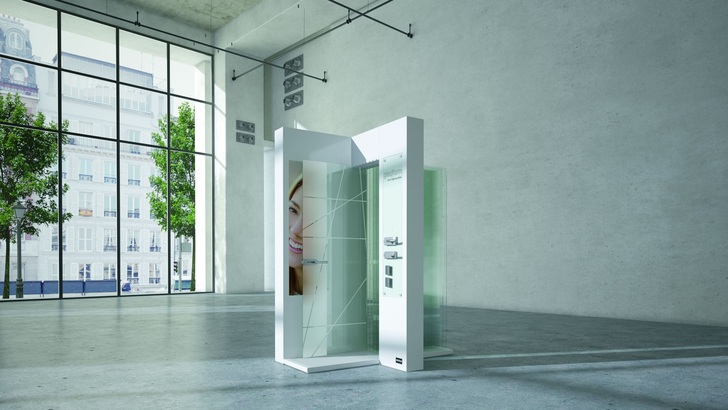 Das eigens für das neue Glastürenprogramm entwickelte Ausstellungselement für Verkaufsräume. - Huga - © Huga
