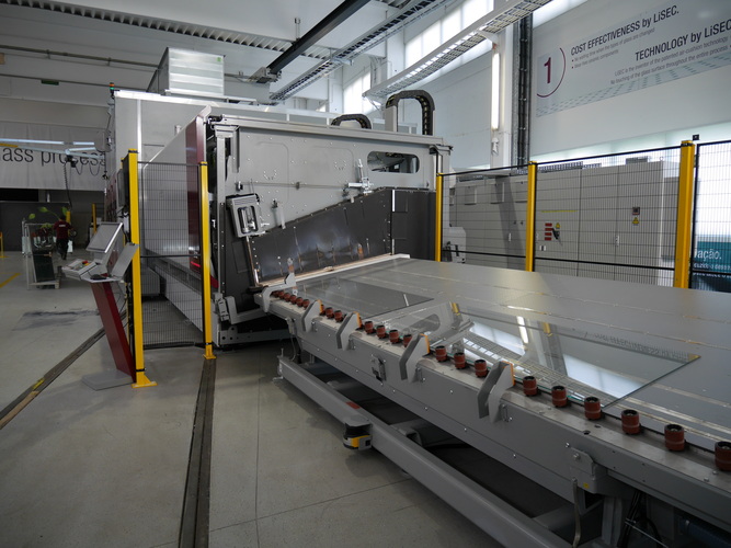 In den neuen Aeroflat-Vorspannöfen von Lisec lassen sich Glasbreiten von 1200 bzw. 1700 mm verarbeiten, bei Glasdicken bis zu 10 mm. - Matthias Rehberger / GLASWELT - © Matthias Rehberger / GLASWELT
In den neuen Aeroflat-Vorspannöfen von Lisec lassen sich Glasbreiten von 1200 bzw. 1700 mm verarbeiten, bei Glasdicken bis zu 10 mm. - Matthias Rehberger / GLASWELT - © Matthias Rehberger / GLASWELT