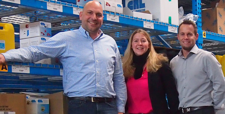 Nathalie Peters mit GF Dominik Hinzen (l.) und Niederlassungsleiter Harald Brinkmann. - C.R.Laurence