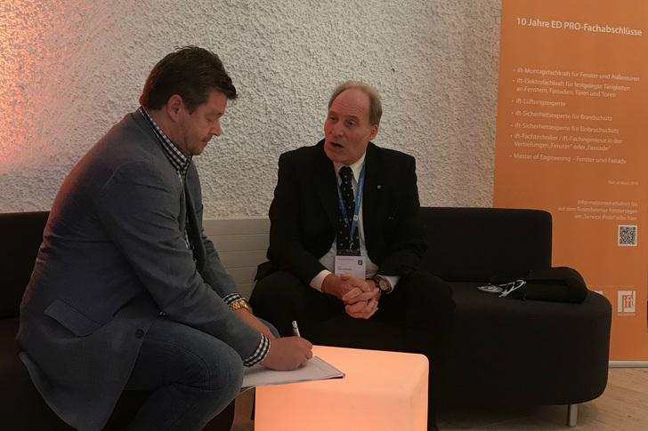 Prof. Ulrich Sieberath (r.) im Gespräch mit GLASWELT-Redakteur Camillo Kluge. - Camillo Kluge/GLASWELT - © Camillo Kluge/GLASWELT
Prof. Ulrich Sieberath (r.) im Gespräch mit GLASWELT-Redakteur Camillo Kluge. - Camillo Kluge/GLASWELT - © Camillo Kluge/GLASWELT