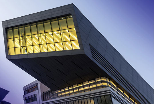 Außen wie im Inneren zeichnet sich der Bau durch seine dynamische Formgebung aus. - Hoba