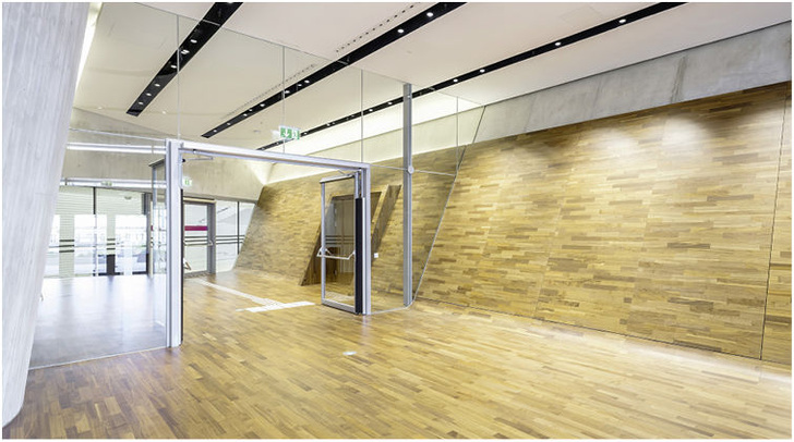 Neben der Überkopfverglasung kamen auch ­mehrere Hoba-Brandschutztüren unter­schiedlicher Bauart zum Einsatz. - Hoba