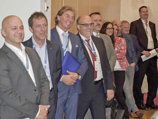 Unterhaltsame und dennoch interessante Vorträge vom Sachverständigen Jürgen ­Sieber und Jochen Grönegräs sorgen lachende Gesichter in der Zuhörerschaft. - Daniel Mund / GLASWELT