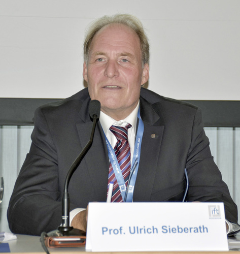 Prof. Ulrich Sieberath auf der Presssekonferenz im Vorfeld der Rosenheimer Fenstertage - Daniel Mund / GLASWELT