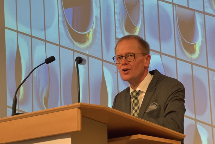 Eines der Highlights im Programm war auch dieses Jahr wieder die angekündigte Publikumsbeschimpfung von Jochen Grönegräs vom Bundesverband Flachglas. - Daniel Mund / GLASWELT