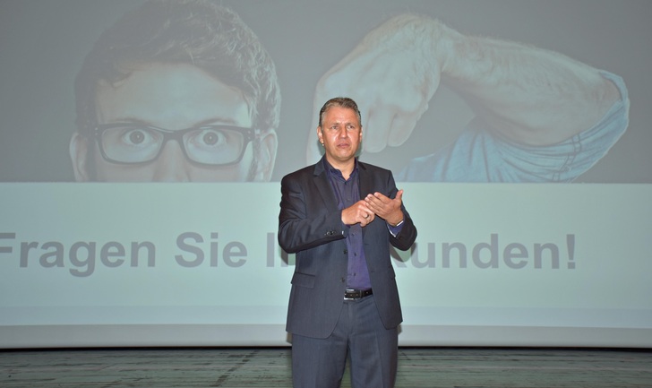 Dr. Jens-Uwe Meyer (Innolytics) zeigte, dass man Geschäftsmodelle komplett anders denken müsse. - Daniel Mund / GLASWELT