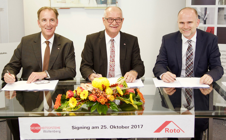 Vorstandsvorsitzender Dr. Eckhard Keill (Mitte), Finanzvorstand Michael Stangier (l.) und Ulrich Wollenberg bei der Vertragsunterzeichnung in Berlin. - Roto - © Roto
