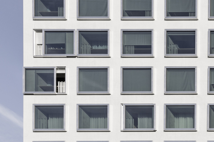 Hochhäuser sind extremen Wetterbedingungen ausgesetzt. Die Fassade muss der Windlast und dem Regen dauerhaft und sicher standhalten. Dies geschieht dank dem luftunterstützten Dichtungssystem von air-lux ohne Komfortverlust und Windgeräusche. - air-lux