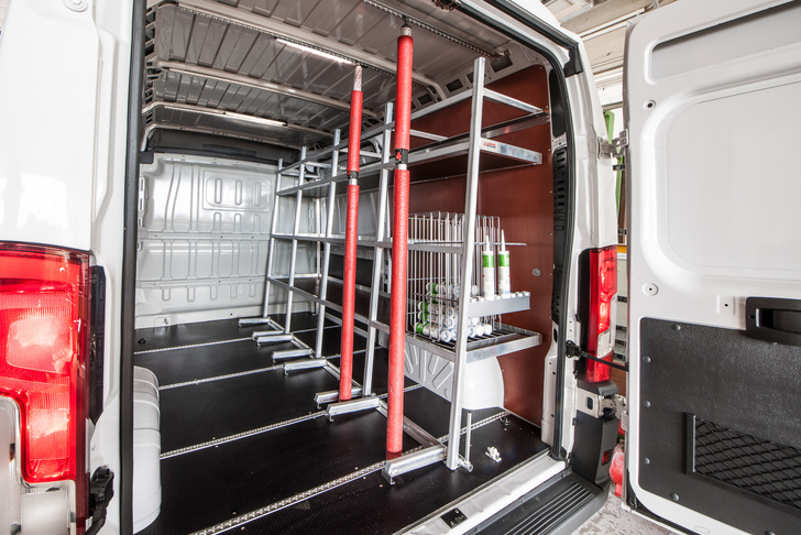 Blick ins Fahrzeug: Der Jansen Glastransporter mit Innenreff-Regalkombination. - Glaserei Jansen UG