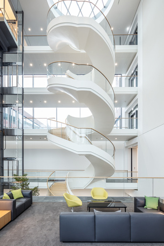 18 Meter hoch ist das Foyer. - Jürgen Pollak/Geze