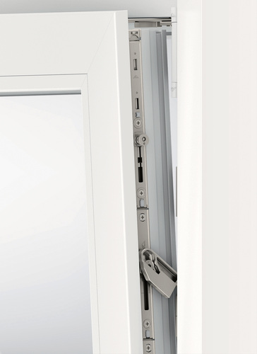 Mit der “TiltSafe“-Technik lässt sich auch bei Fenstern in Kippstellung eine Einbruchhemmung gemäß RC 2 erzielen. Die Basis dafür schaffen je drei gleiche Sicherheits-Kipplüftungsbauteile aus Stahl für den Rechts- bzw. Linksanschlag. - Roto - © Roto
