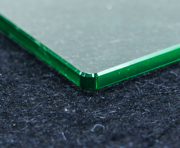 Die neue doppelseitige Schleifmaschine Radius Revolution von Intermac kann selbst Rundecken von 1 bis 5 mm fräsen und polieren. - Intermac