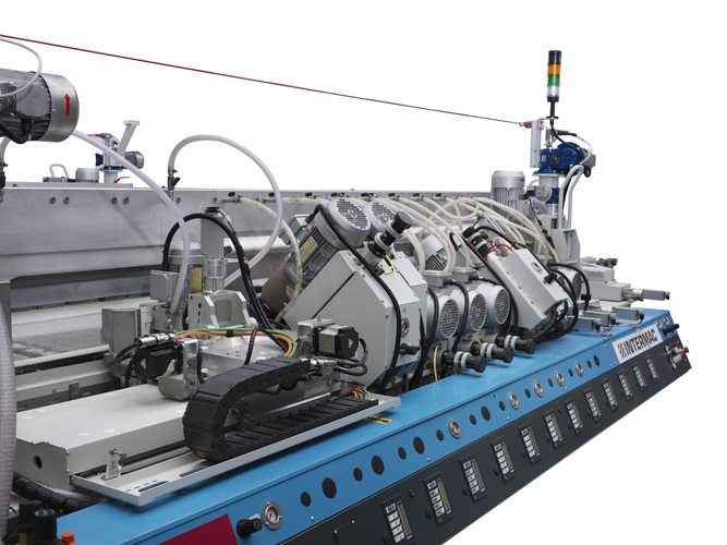 Die Bearbeitung der runden Ecke erfolgt während sich das Glas in der Maschine befindet, ohne die Produktion zu unterbrechen. - Intermac