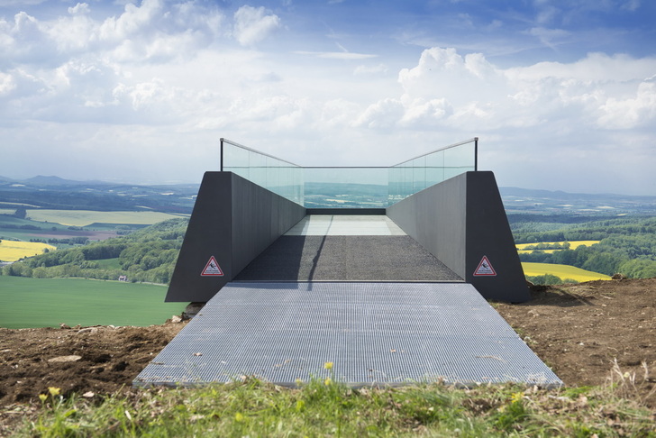 Zum Ende des Stegs hin verjüngen sich die seitlichen Brüstungen, der Boden wirkt immer transparenter, kurz: der Blick öffnet sich zunehmend in alle Richtungen, auch nach unten. - fotografie-grimm-leinefelde