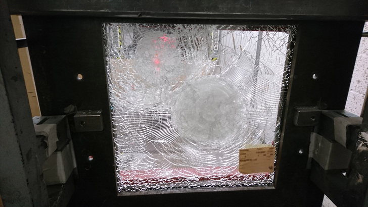 Testreihe mit dem Sicherheitsglas in den Laboren der Schott Technical Glass Solutions GmbH - Fraunhofer INT