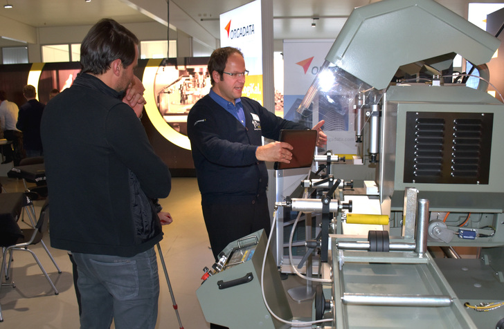 Niederlassungsleiter Thomas Fischer bei der Vorführung einer Anlage auf dem Branchentreff - Daniel Mund / GLASWELT